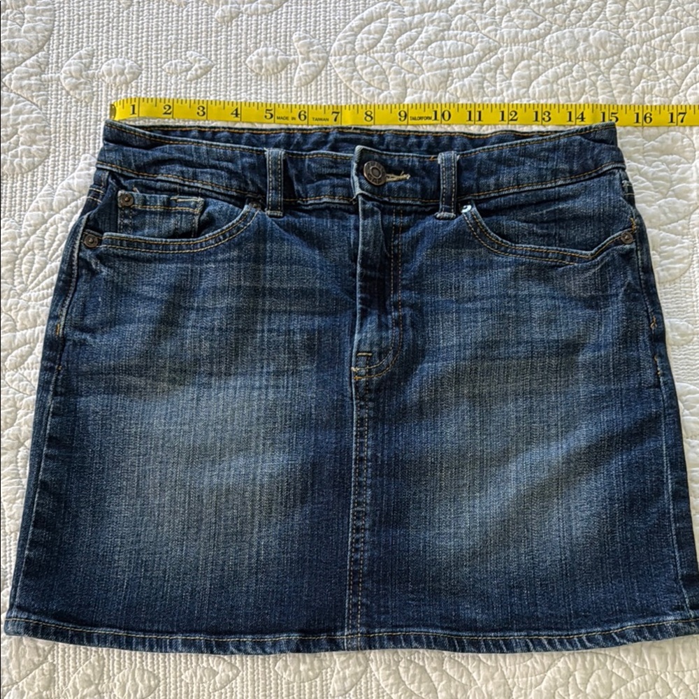 Gap denim mini skirt. Size: 6/28.
Excellent Condition.
